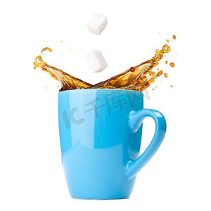 热咖啡在杯中飞溅