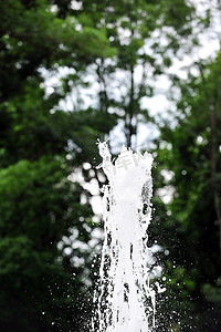 小鱼塘摄影照片_夏天的一天。城市公园里的小喷泉