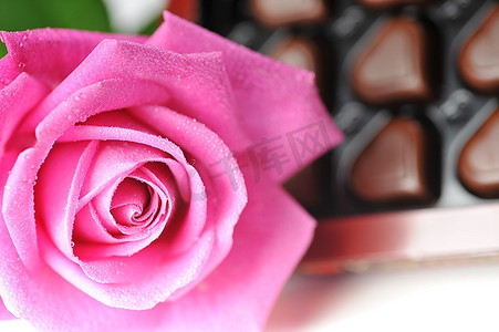 s形摄影照片_心形巧克力和粉色玫瑰特写