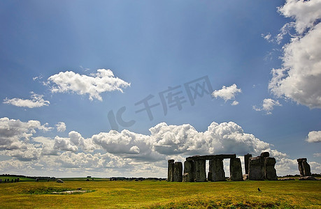 在英格兰，巨石阵与盛夏的日出和冬至的日落并列，以庆祝冬至。