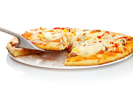 至尊披萨举起切片，金枪鱼和辣椒隔绝在白色背景上。