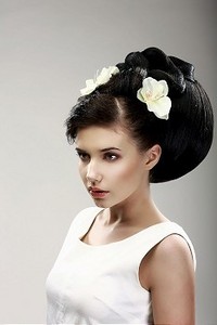 环艺毕业设计摄影照片_面对美丽的黑发新娘时装模特。优雅的发型与春天的花朵