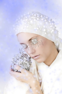 一位年轻的白衣女子，戴着银色睫毛，头上带着亮光