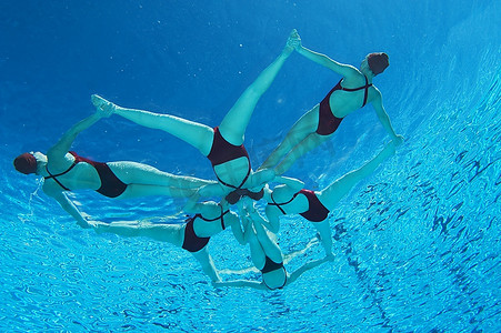 花样游泳摄影照片_花样游泳运动员组成了一个明星的水下景观