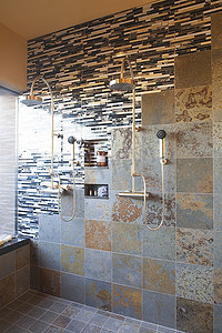 双淋浴喷头的湿房瓷砖对比