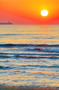夏季旅行摄影照片_海滩和海上日落在夏季时间