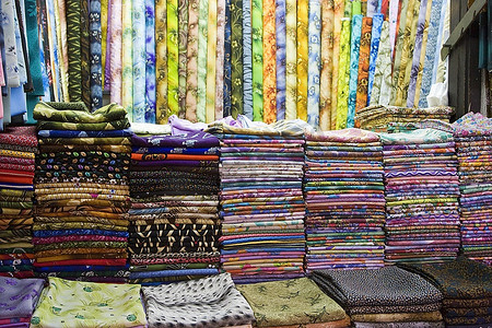迪拜，阿联酋，五颜六色的布料在代拉的Al Naif Souq展示出售。