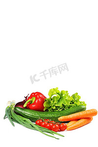 西红柿番茄摄影照片_新鲜蔬菜。包括西红柿，胡萝卜，黄瓜，洋葱