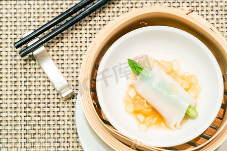 饺子汤圆摄影照片_竹筒蒸红斑鱼配芦笋汤圆传统菜肴
