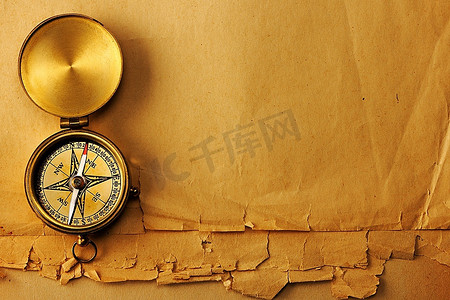 旧纸背景上的古董黄铜指南针