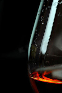 优雅玻璃杯中的白兰地。黑色背景