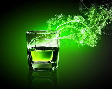 一杯带烟的绿色苦艾酒