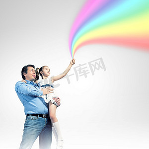 父亲抱着女儿和彩虹