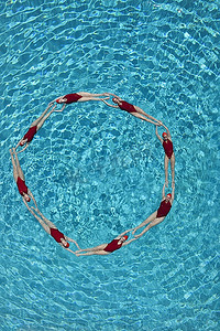花样游泳运动员围成一个圆圈