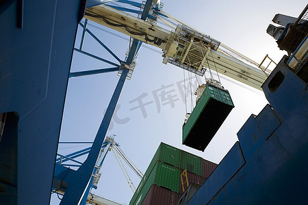 货运码头摄影照片_利马索尔，塞浦路斯，码头起重机