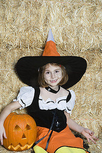 女孩(7-9)穿着干草女巫服装的肖像