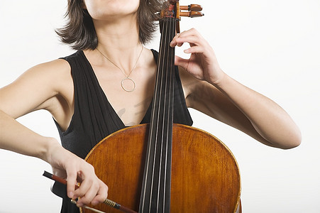 中段女大提琴演奏家