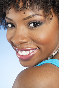 一位非洲裔美国妇女回顾彩色背景的特写肖像