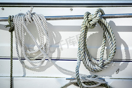 游艇上绳索和栅栏的细节