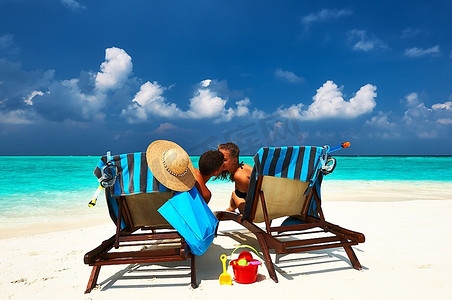 夫妇在马尔代夫的热带海滩