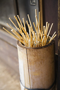 日本，高山，木桶里的日本饺子串(Dango)