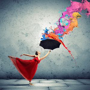 古典与现代摄影照片_一个芭蕾舞演员在飞行缎礼服与伞下的油漆