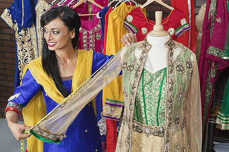 印度女裁缝测量传统服装在设计工作室