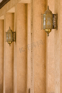 阿联酋摄影照片_Al Ain，阿联酋，Al Ain故宫博物院走廊和华丽灯笼的建筑细节