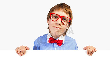 戴红眼镜的小学生手持白色方块