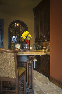 三亚天房洲际酒店摄影照片_棕榈泉家厨房里的酒吧凳