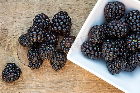 新鲜的夏天黑莓在质朴的木背景