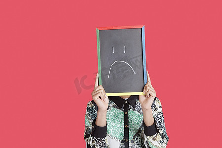 休闲男孩悲伤笑脸屏幕截图彩色背景幽默卡通人物