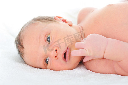 月份毯子摄影照片_白色毯子上的新生儿可爱的婴儿