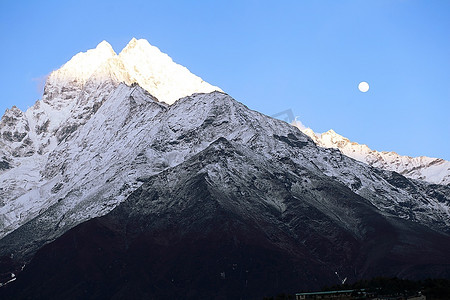 山云层摄影照片_云雾中的高山。尼泊尔。珠穆朗玛峰