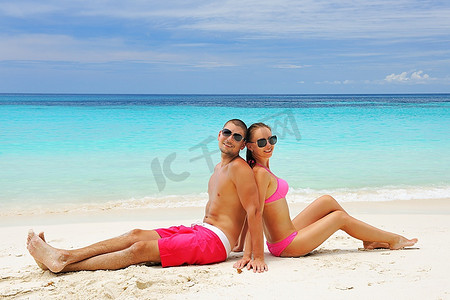 夫妇在热带海滩