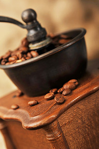 老式手动咖啡研磨机与咖啡豆孤立