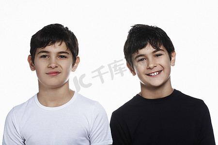 双胞胎男孩的工作室肖像（13-15）