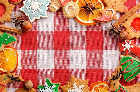 棕色的圣诞背景摄影照片_铺在桌布上的圣诞姜饼饼干