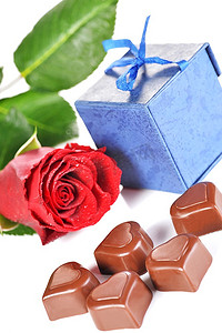 巧克力红心摄影照片_心形巧克力、玫瑰和礼品盒特写