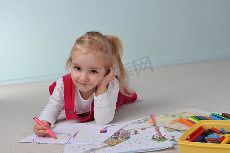 可爱音符贴纸摄影照片_漂亮的小女孩在纸上画画