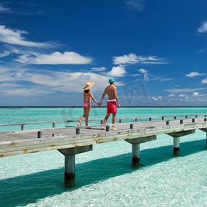 夫妇在马尔代夫的热带海滩码头