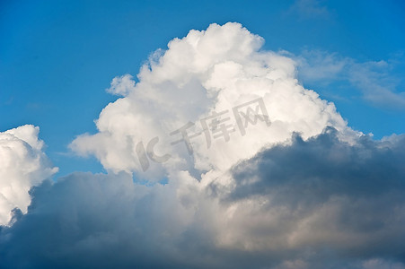 空中云层摄影照片_蔚蓝天空中美丽的自然蓬松白云