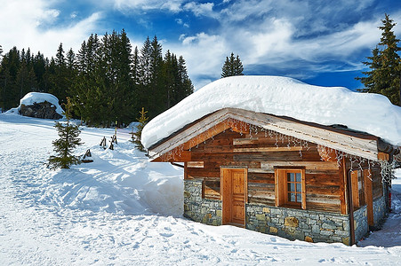 双人座高尔夫车摄影照片_冬季积雪的山地滑雪胜地，法国阿尔卑斯山