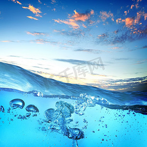 综艺气泡png摄影照片_天空和海水的波浪与气泡插图