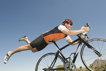 男子骑自行车平衡他的胃在自行车座位