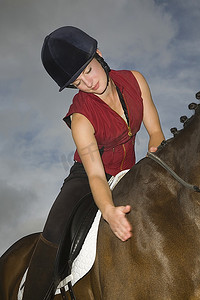 女骑手抚摸马匹