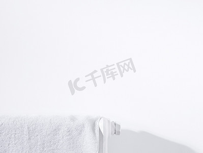 毛巾上的散热器和白色的墙壁