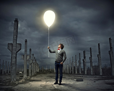 举着灯的年轻人街灯天空