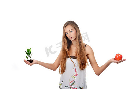 树芽摄影照片_美丽的年轻女子抱着绿色的树芽和苹果