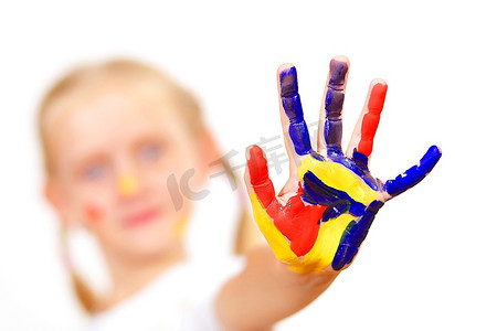 小孩子的手涂上彩色颜料,随时准备做手印手掌会徽